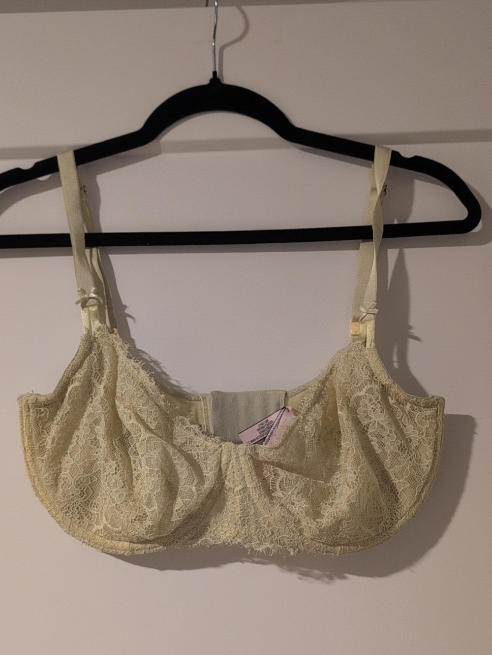 Victoria's Secret Lace Underwire Bra in Pale Yellow-Cream